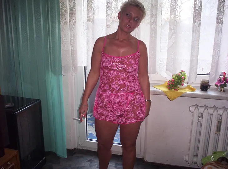 Polska mamuśka w różowej sukience